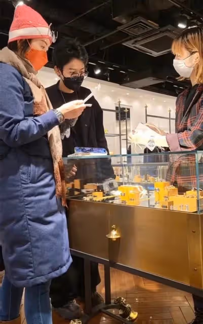 52歲港姐嫁內蒙古富商，婚後罕曬全家福，與繼子逛街吃飯太開心