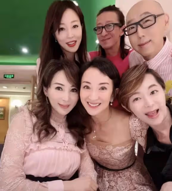 52歲港姐嫁內蒙古富商,婚後罕曬全家福,與繼子逛街吃飯太開心