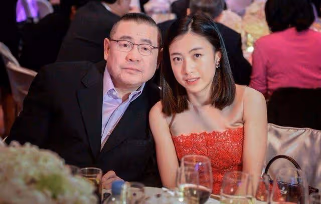 甘比到底何手段？劉鑾雄為做她的忠犬老公，任由華人置業改姓