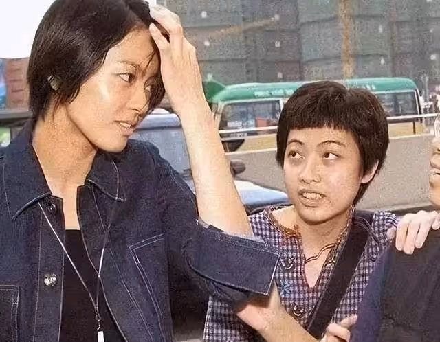 甘比到底何手段？劉鑾雄為做她的忠犬老公，任由華人置業改姓