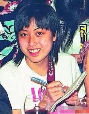 甘比到底何手段？劉鑾雄為做她的忠犬老公，任由華人置業改姓