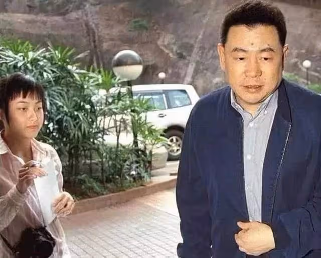 甘比到底何手段？劉鑾雄為做她的忠犬老公，任由華人置業改姓
