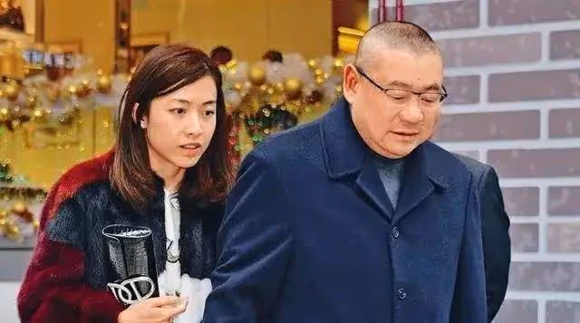 甘比到底何手段？劉鑾雄為做她的忠犬老公，任由華人置業改姓