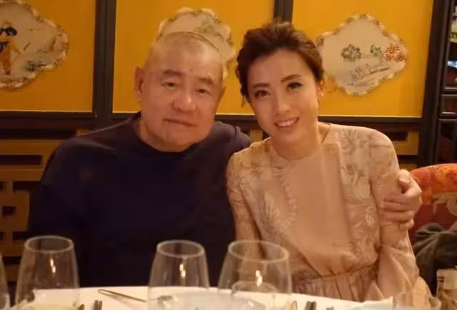 甘比到底何手段？劉鑾雄為做她的忠犬老公，任由華人置業改姓