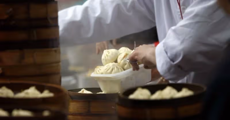 小孩偷包子 老闆讓其每天來拿 一天沒來 老闆讓他做自己兒子