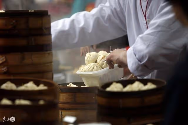 小孩偷包子 老闆讓其每天來拿 一天沒來 老闆讓他做自己兒子