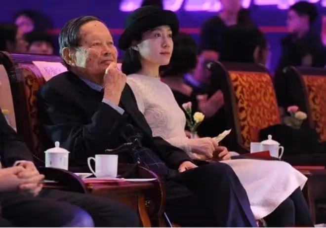 楊振寧：101歲蒼老卻強打精神，自覺時日不多，希望翁帆繼續幸福