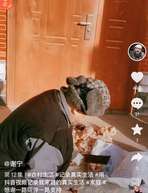 49歲戲骨回河北農村過新年！跪地砍肉接地氣，出門開三輪打扮淳樸