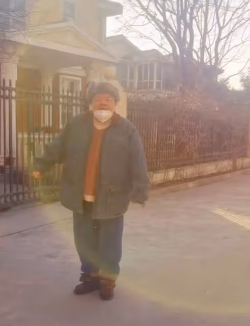 49歲戲骨回河北農村過新年！跪地砍肉接地氣，出門開三輪打扮淳樸