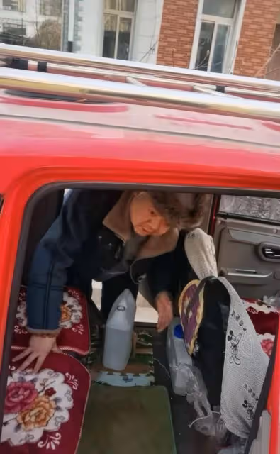 49歲戲骨回河北農村過新年！跪地砍肉接地氣，出門開三輪打扮淳樸