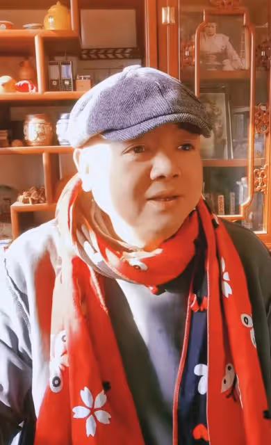 49歲戲骨回河北農村過新年！跪地砍肉接地氣，出門開三輪打扮淳樸