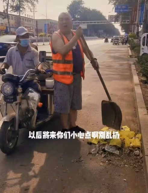 49歲戲骨回河北農村過新年！跪地砍肉接地氣，出門開三輪打扮淳樸