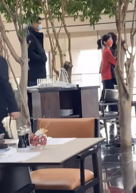 姚明一家現身豪華酒店！葉莉大長腿氣質佳，12歲女兒身高近190cm