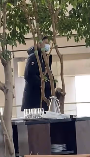 姚明一家現身豪華酒店！葉莉大長腿氣質佳，12歲女兒身高近190cm