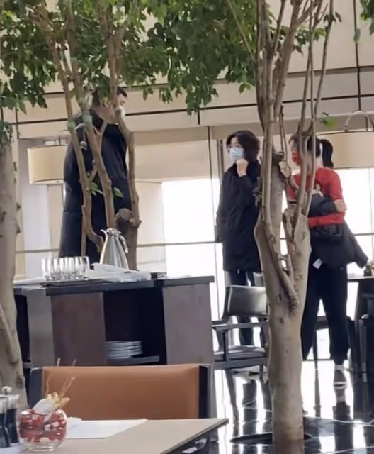 姚明一家現身豪華酒店！葉莉大長腿氣質佳，12歲女兒身高近190cm