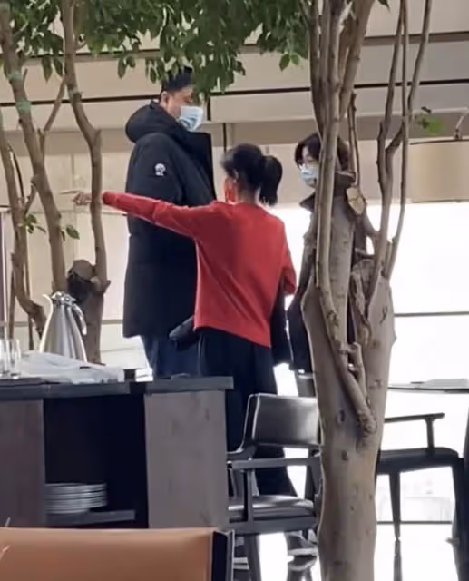 姚明一家現身豪華酒店！葉莉大長腿氣質佳，12歲女兒身高近190cm