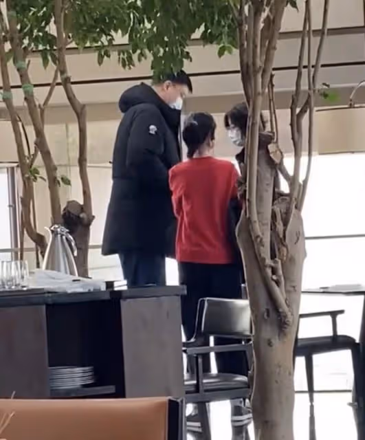 姚明一家現身豪華酒店！葉莉大長腿氣質佳，12歲女兒身高近190cm