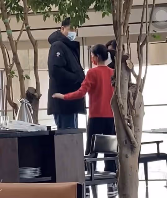 姚明一家現身豪華酒店！葉莉大長腿氣質佳，12歲女兒身高近190cm