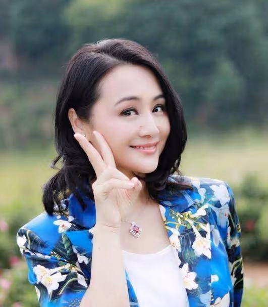 央視春晚消失的主持人：程前曹穎轉型成演員，李小萌直播帶貨