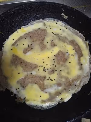 煎餅果子。麵糊和薄脆