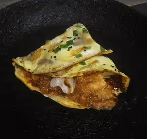 煎餅果子。麵糊和薄脆