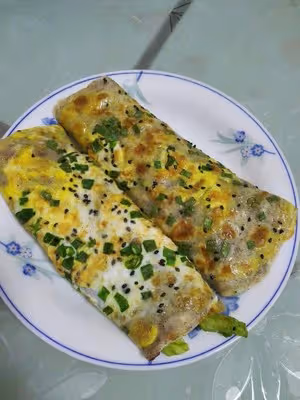 煎餅果子。麵糊和薄脆