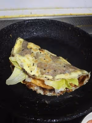 煎餅果子。麵糊和薄脆