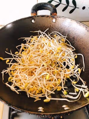 油豆腐燒黃豆芽