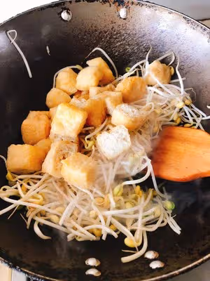 油豆腐燒黃豆芽