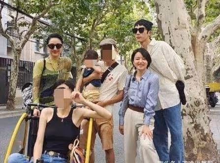 周迅在街頭被拍到，皮膚松垮身材幹瘦，整個人毫無氣質就是老阿姨