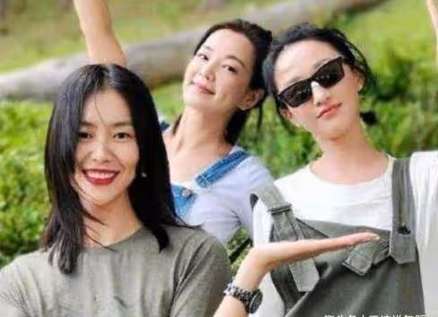 周迅在街頭被拍到，皮膚松垮身材幹瘦，整個人毫無氣質就是老阿姨