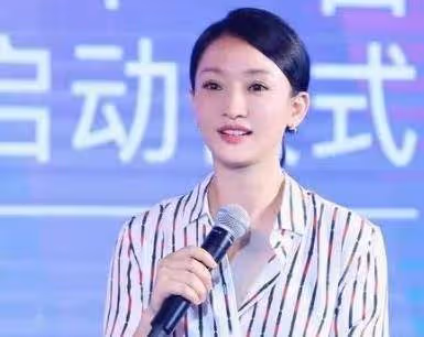 周迅在街頭被拍到，皮膚松垮身材幹瘦，整個人毫無氣質就是老阿姨