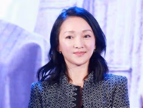 周迅在街頭被拍到，皮膚松垮身材幹瘦，整個人毫無氣質就是老阿姨