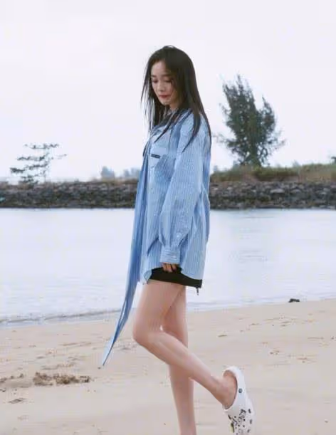 難怪楊冪被稱為腿精,當她和網紅阿沁站一起,腿型也太真實了吧