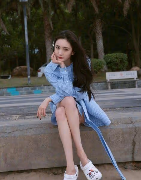 難怪楊冪被稱為腿精,當她和網紅阿沁站一起,腿型也太真實了吧