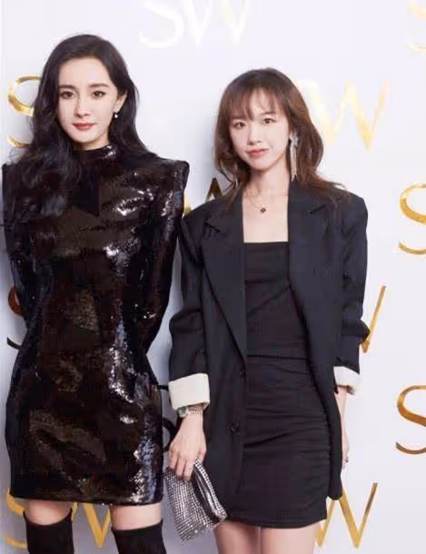 難怪楊冪被稱為腿精,當她和網紅阿沁站一起,腿型也太真實了吧