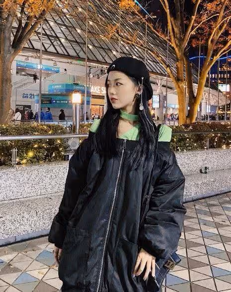 難怪楊冪被稱為腿精,當她和網紅阿沁站一起,腿型也太真實了吧