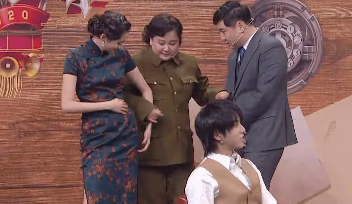 賈玲讓沈騰摸下關曉彤的胯,誰注意他的手?這才是對妹妹的尊重