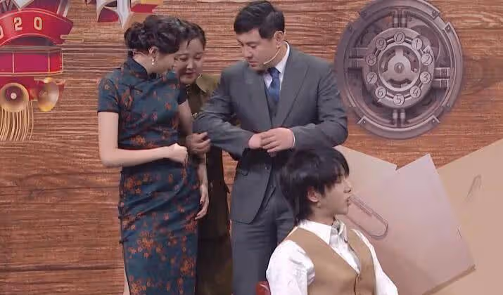 賈玲讓沈騰摸下關曉彤的胯,誰注意他的手?這才是對妹妹的尊重