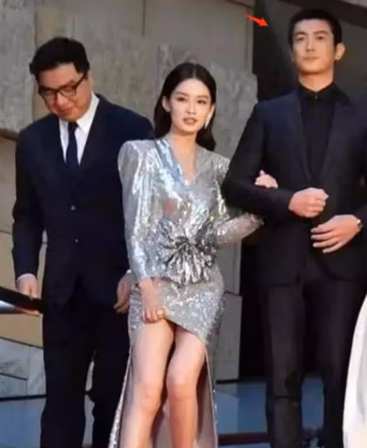 李沁終於對「液體裙」下手了,當她下樓梯時,杜江都不敢直眼看