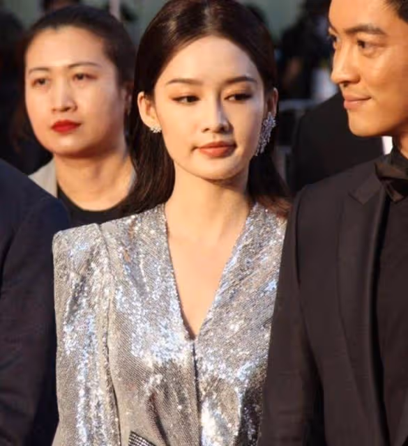 李沁終於對「液體裙」下手了,當她下樓梯時,杜江都不敢直眼看