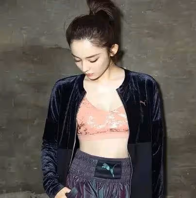 娜扎放飛自我!拍內衣廣告大秀身材,半脫下外套後驚艷全場