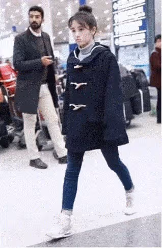 鞠婧禕被偷拍,關掉十級美顏後,這腿感覺像是「多肉」