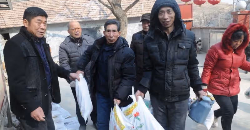 老師給他一個饃，一袋面，後來他帶回來一棟房，一輛車