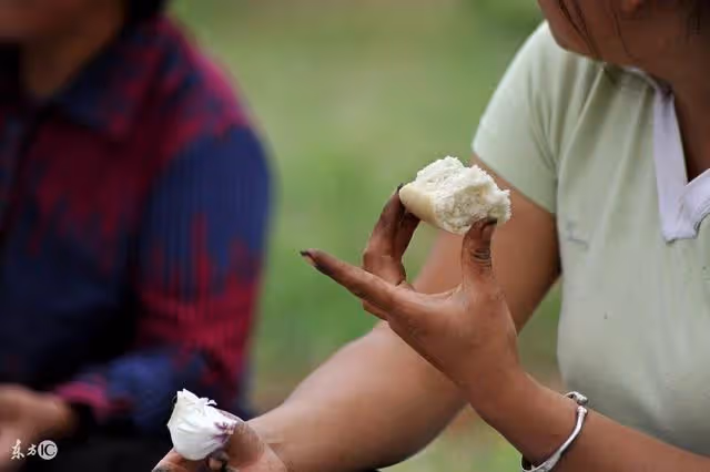 老師給他一個饃,一袋面,後來他帶回來一棟房,一輛車