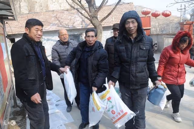 老師給他一個饃,一袋面,後來他帶回來一棟房,一輛車