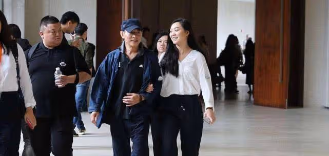 李連杰攜女兒走紅毯,穿黑色西裝戴黑色眼鏡,氣色好了很多!