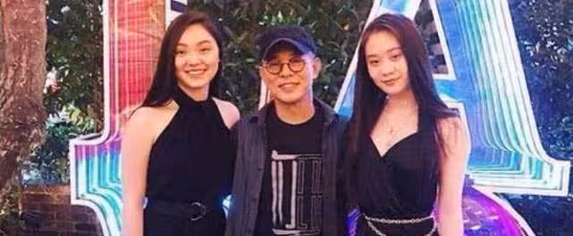 李連杰攜女兒走紅毯,穿黑色西裝戴黑色眼鏡,氣色好了很多!