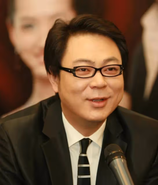 50歲高亞麟現身潮汕!海參螃蟹皮皮蝦一頓狂吃,肥頭大耳體格超大