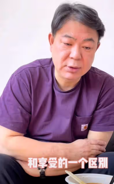 50歲高亞麟現身潮汕!海參螃蟹皮皮蝦一頓狂吃,肥頭大耳體格超大